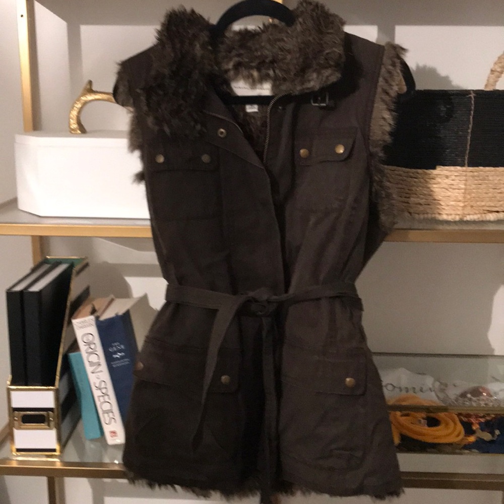 Banana republic waxed olive vest with fur M